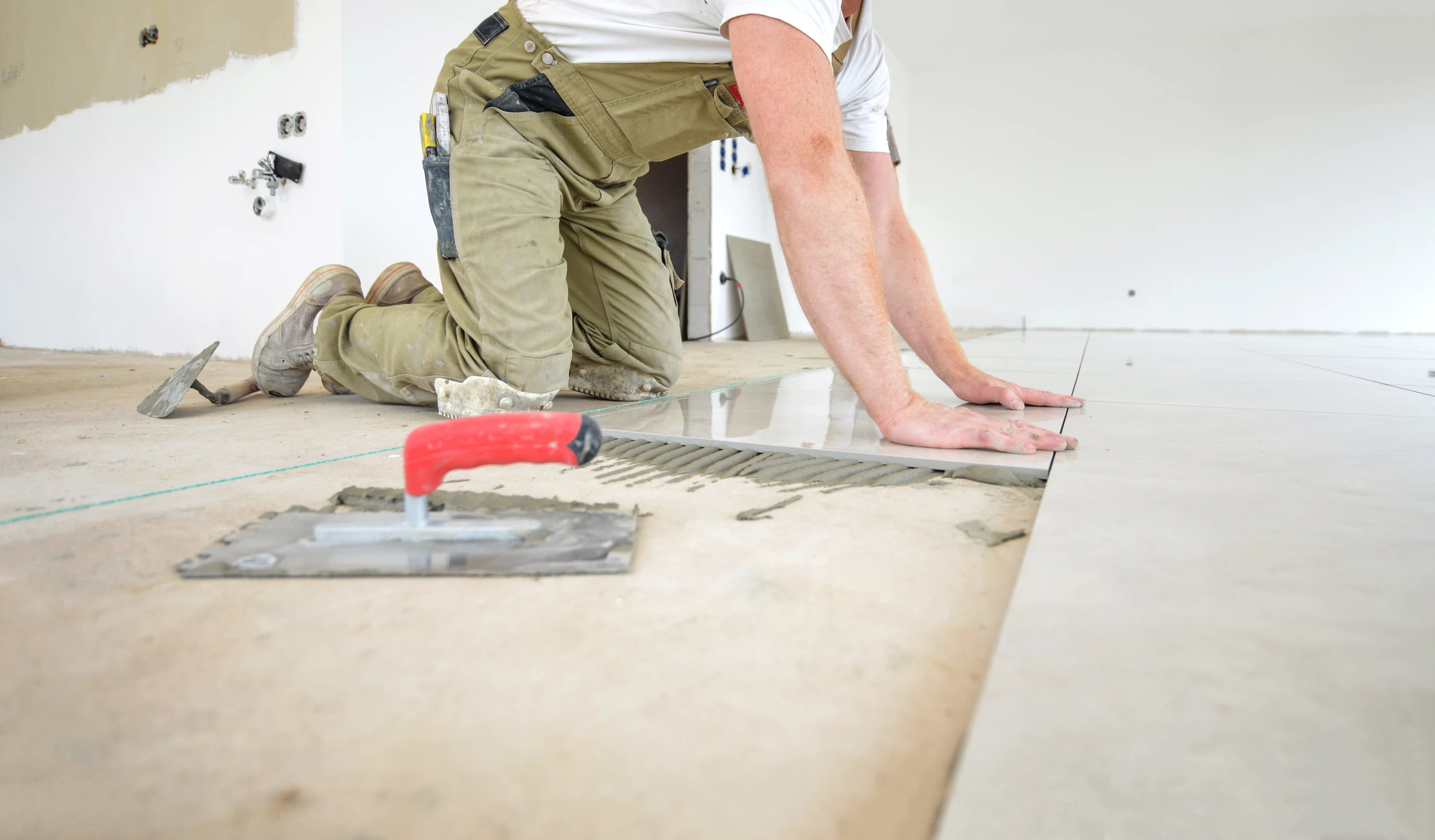 Espace intérieur moderne vu du dessus avec mobilier contemporain disposé sur carrelage gris