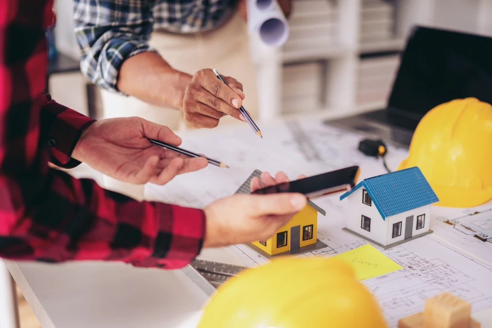 Homme effectuant des travaux de rénovation intérieure avec chien de compagnie