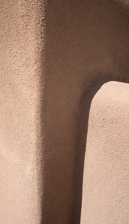 Mur extérieur en briques rouges traditionnelles avec joints de mortier gris clair