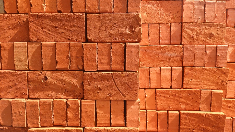 Des g&eacute;n&eacute;rations de charpentiers dans leur atelier d'affaires familial regardant la cam&eacute;ra