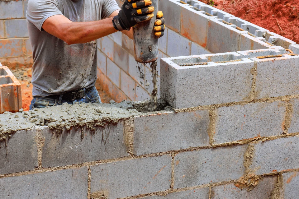 P&egrave;re et fils travaillent ensemble sur un projet de menuiserie dans un atelier lumineux
