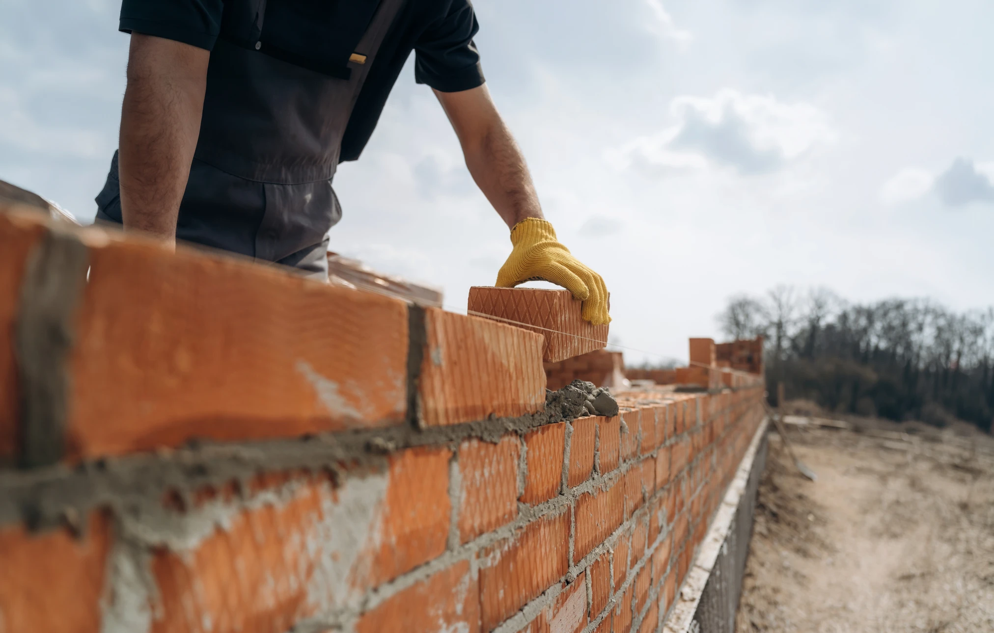 Fa&ccedil;ades d'immeubles r&eacute;sidentiels fran&ccedil;ais avec balcons fleuris