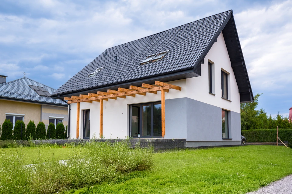 Maison bourgeoise en brique rouge avec jardin paysager soigné